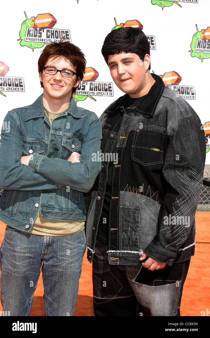 12. April 2003 - Hollywood, Kalifornien, US - I7463CHW. NICKELODEON ES 16. ANNUAL KIDS' CHOICE AWARDS 2003 - ANKÜNFTE. BARKER-HÄNGER, SANTA MONICA, CA.04/12/2003.  / / 2003. JOSH PECK und DRAKE BELL (Kredit-Bild: © Clinton Wallace/Globe Photos/ZUMAPRESS.com) Stockfoto 12. April 2003 - Hollywood, Kalifornien, US - I7463CHW. NICKELODEON ES 16. ANNUAL KIDS' CHOICE AWARDS 2003 - ANKÜNFTE. BARKER-HÄNGER, SANTA MONICA, CA.04/12/2003.  / / 2003. JOSH PECK und DRAKE BELL (Kredit-Bild: © Clinton Wallace/Globe Photos/ZUMAPRESS.com) Stockfoto