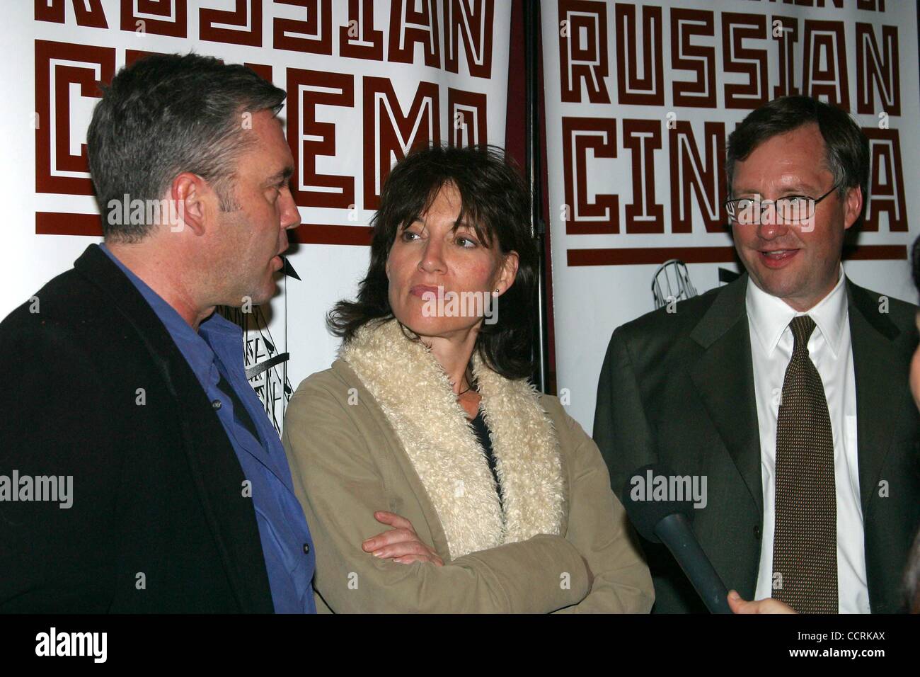 21. April 2003 - Hollywood, Kalifornien, US - I7562CHW. RUSSISCHE INTERNATIONAL FILMFESTIVAL. KATIE SEGAL UHREN "GORKI KINDHEIT" EIN FILM, DER IHR LANGE VERFÜGT ÜBER ONKEL VERLOREN. ARC LIGHT HOLLYWOOD, HOLLYWOOD, CA.04/21/2003.   / / 2003.*EXCLUSIVE *. KATIE SAGAL UND BRUDER DAVID SAGAL NACH BEOBACHTEN TH Stockfoto