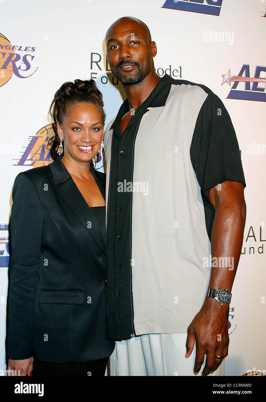 20. Oktober 2003 - Hollywood, Kalifornien, US - I8064CHW. SHAQ BEHERBERGT EINE NACHT VORSAISON PARTYNACHT ZUGUNSTEN DER LAKERS-JUGENDSTIFTUNG. BEI DER NEUEN AVALON, HOLLYWOOD, CA .10/20/2003.   / / 2003. KARL MALONE und Frau (Kredit-Bild: © Clinton Wallace/Globe Photos/ZUMAPRESS.com) Stockfoto