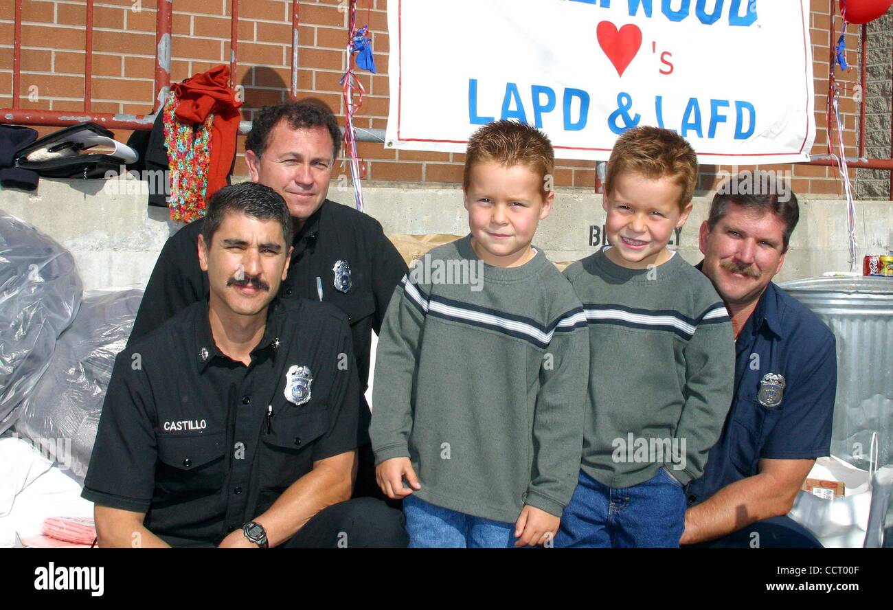 13. November 2003 - Hollywood, Kalifornien, US - I8177CHW. NEUNTE JÄHRLICHE POLIZEI UND FEUERWEHR WERTSCHÄTZUNG DAY PRÄSENTIERT VON DER HOLLYWOOD CHAMBER OF COMMERCE. HOLLYWOOD DIVISION POLIZEISTATION, HOLLYWOOD, CA.11/13/2003.  / / 2003. DIE KINSMAN Zwillinge (BRENT und SHANE) mit LA FIREFIGHTERS(Credit I Stockfoto