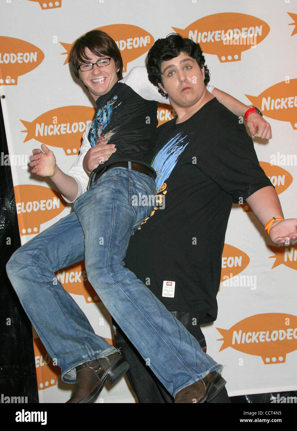 3. April 2004 - Hollywood, Kalifornien, US - K36466EG. NICKELODEON ES 17. ANNUAL KIDS' CHOICE AWARDS DRUCKSAAL AN UCLA PAULEY PAVILION, WEST-HOLZ, CALIFORNIA.04/03/2004.  /E.G.I./ 2004.DRAKE BELL UND JOSH PECK. (Kredit-Bild: © Ed Geller/Globe Photos/ZUMAPRESS.com) Stockfoto 3. April 2004 - Hollywood, Kalifornien, US - K36466EG. NICKELODEON ES 17. ANNUAL KIDS' CHOICE AWARDS DRUCKSAAL AN UCLA PAULEY PAVILION, WEST-HOLZ, CALIFORNIA.04/03/2004.  /E.G.I./ 2004.DRAKE BELL UND JOSH PECK. (Kredit-Bild: © Ed Geller/Globe Photos/ZUMAPRESS.com) Stockfoto