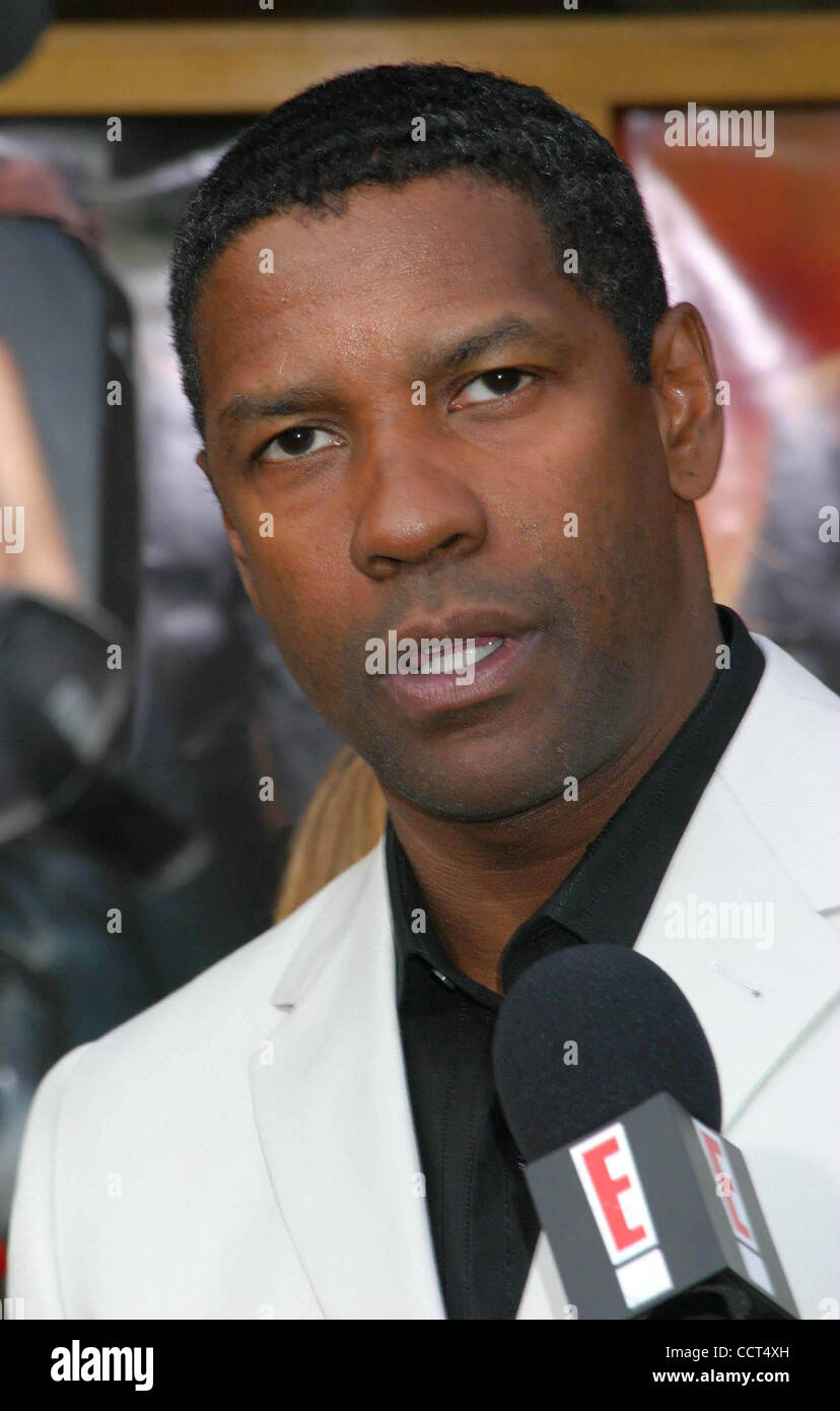 18. April 2004 - Hollywood, Kalifornien, US - K36584EG. MANN AUF FEUER PREMIERE BEIM MANN NATIONALTHEATER, WESTWOOD, CALIFORNIA.04/18/2004.  /E.G.I./ 2004.DENZEL WASHINGTON (Kredit-Bild: © Ed Geller/Globe Photos/ZUMAPRESS.com) Stockfoto