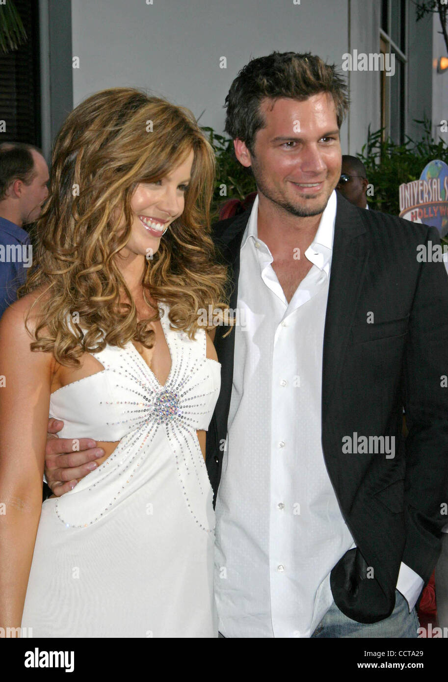 3. Mai 2004 - Hollywood, Kalifornien, US - K36954EG. VAN HELSING Weltpremiere im UNIVERSAL Amphitheater/UNIVERSAL STUDIOS HOLLYWOOD, UNIVERSAL Hollywood, CALIFORNIA.05/03/04.  /E.G.I./ 2004.KATE BECKINSALE UND LEN WISEMAN VERLOBTE. (Kredit-Bild: © Ed Geller/Globe Photos/ZUMAPRESS.com) Stockfoto