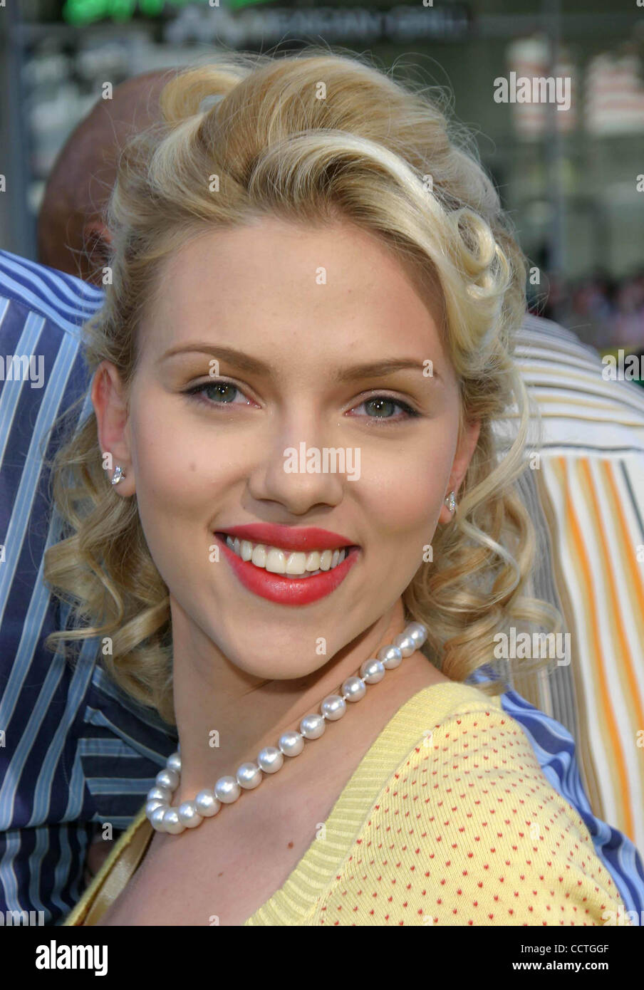 14. November 2004 - Hollywood, Kalifornien, US - K40311EG. SPONGEBOB SCHWAMMKOPF FILM-WELTPREMIERE IN GRAUMAN CHINESE THEATRE IN HOLLYWOOD, CALIFORNIA.11/14/2004.  /E.G.I./ 2004.SCARLET JOHANSSON (Kredit-Bild: © Ed Geller/Globe Photos/ZUMAPRESS.com) Stockfoto