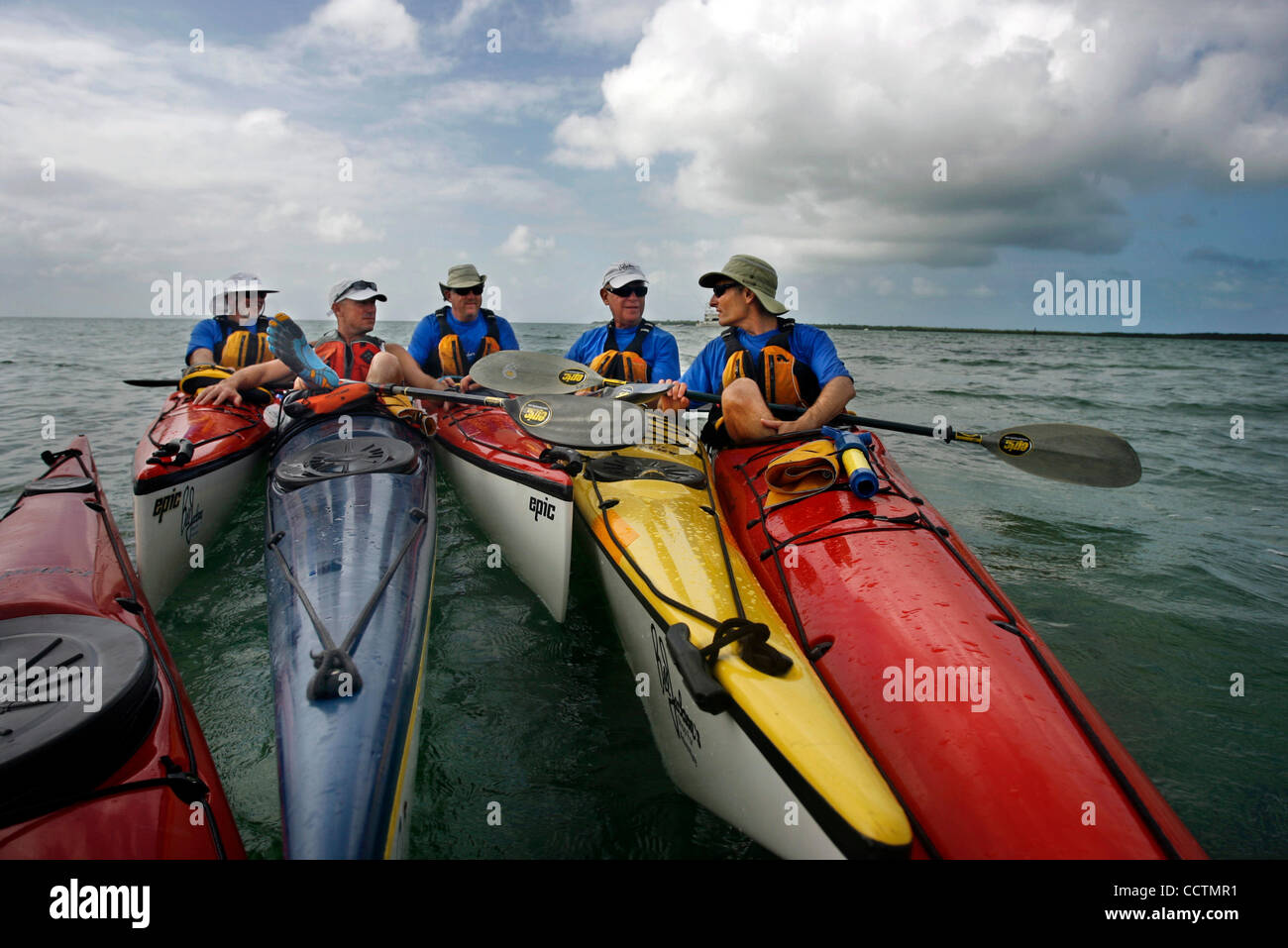 DOUGLAS R. CLIFFORD | Mal NP 320757 CLIF BISCAYNE 9 Donnerstag (13.05.2010) ESCAMBIA COUNTY von links: Paddler George Stovall, Aaron Freedman, Terry Tomalin, Darry Jackson, Michael Schenker, machen Sie eine Pause beim Paddeln Sie Sand Key im Biscayne National Park. Die Gruppe hatte von Boca Chita k abgewichen. Stockfoto