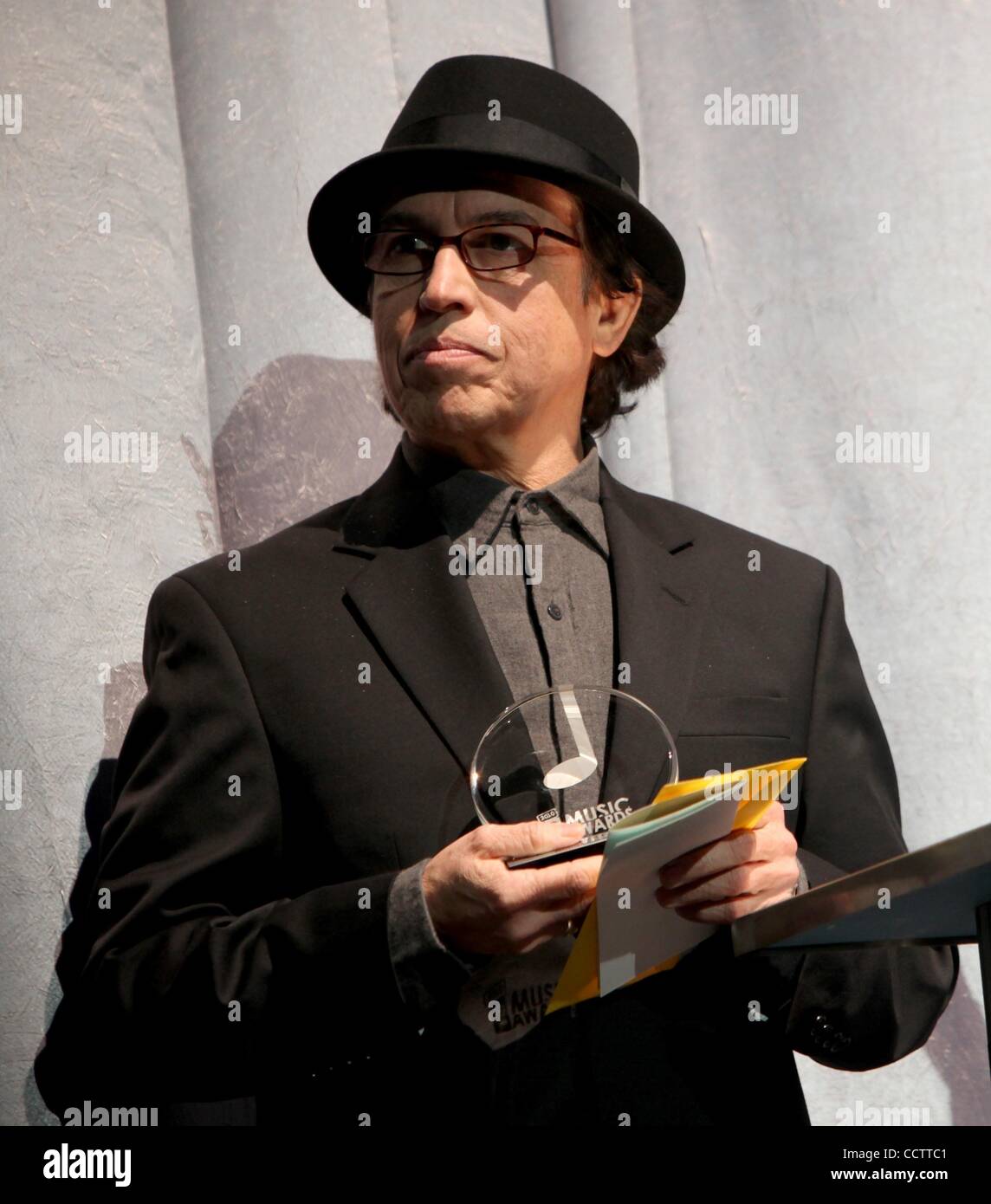 6. März 2010 - präsentiert Anaheim, Kalifornien, USA - dreifacher Grammy-Gewinner LOUIE PEREZ Los Lobos die Nominierung für die beste lateinische während der Orange County Music Awards 2010 auf The Grove of Anaheim. (Kredit-Bild: © Mark Samala/ZUMA Press) Stockfoto