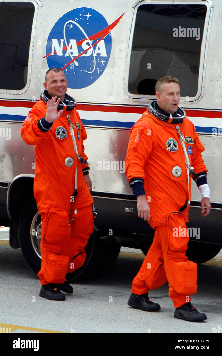 14. Mai 2010: Astronauten Tony Antonelli (L) und Kommandant des Space Shuttle Atlantis Ken Ham (R) Welle den Zuschauern, wie sie den Kopf für Pad 39A für Fridays Start zur internationalen Raumstation ISS.  Obligatorische Credit: Donald Montague / Southcreek Global Stockfoto