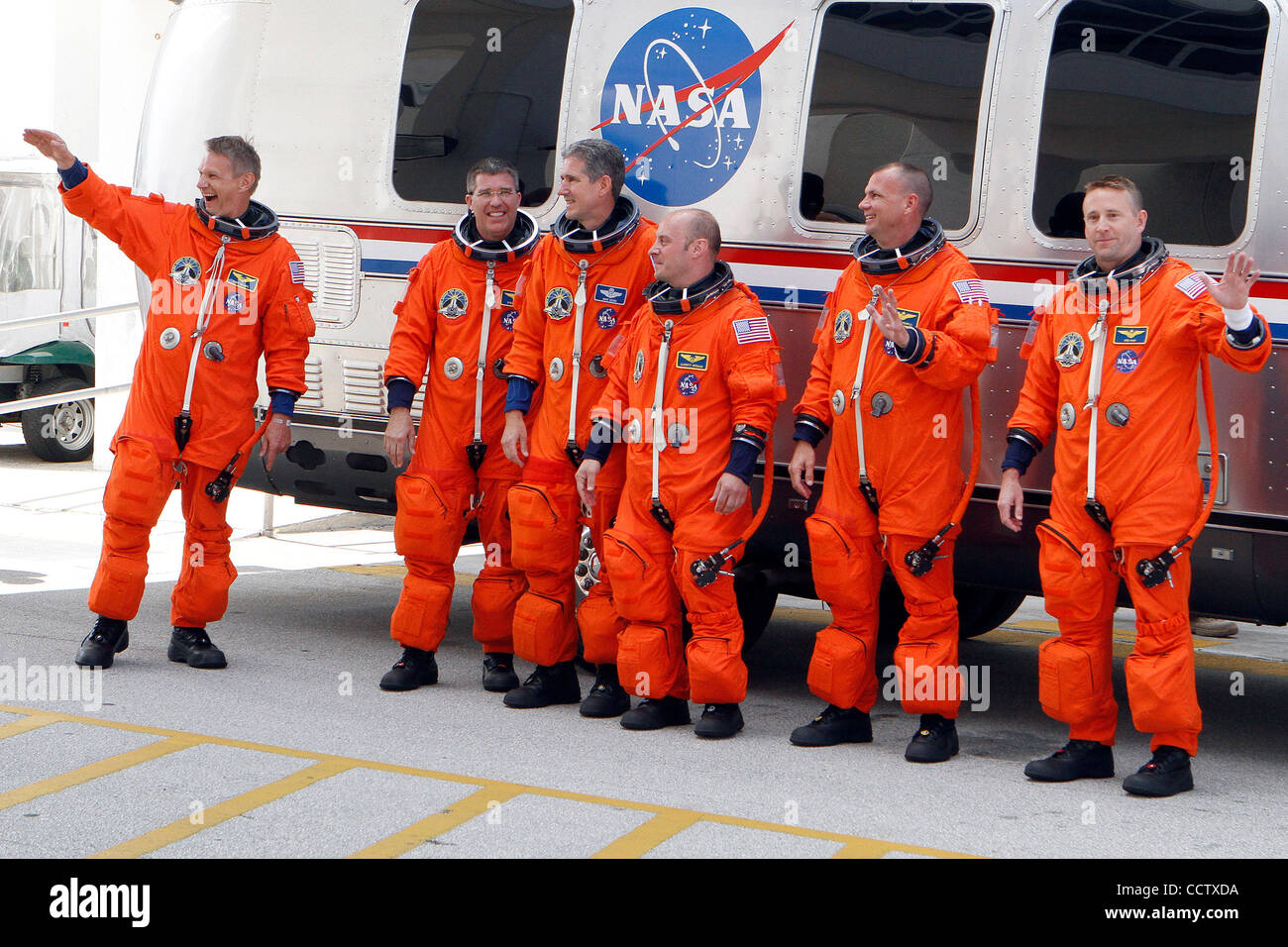 14. Mai 2010: die sechs Astronauten der Raumfähre Atlantis winken Zuschauern, wie sie den Kopf für Pad 39A für Fridays Start zur internationalen Raumstation ISS. Von links: Mission Spezialisten Piers Sellers, Steve Bowen, Michael Good und Garrett Reisman, pilot, Tony Antonelli und Kommandant Ken Ham.   Mann Stockfoto