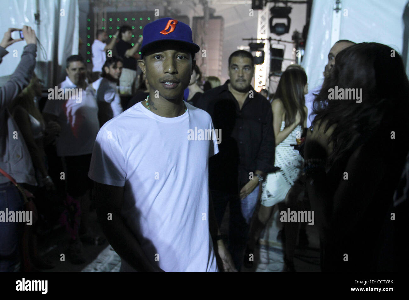 Pharell Williams von N.E.R.D backstage bei The Masquerade Motel am Strand von 7th Street in Miami, Florida am 26. März 2011.  Schnecke: SHM Marquerade Motel Stockfoto