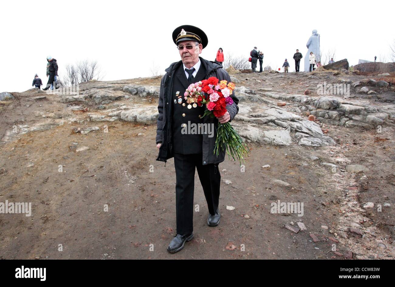 10. Mai 2010 - Murmansk, Russland - pensionierter Soldat legt einen Kranz nieder während einer Militärparade in Gedenken an den 65. Jahrestag des Sieges im großen Vaterländischen Krieg. Soldaten aus der Murmansk Garnison, Seeleute von den französischen Zerstörer und Seeleute der Nordmeerflotte teilgenommen haben. Veteranen her Stockfoto