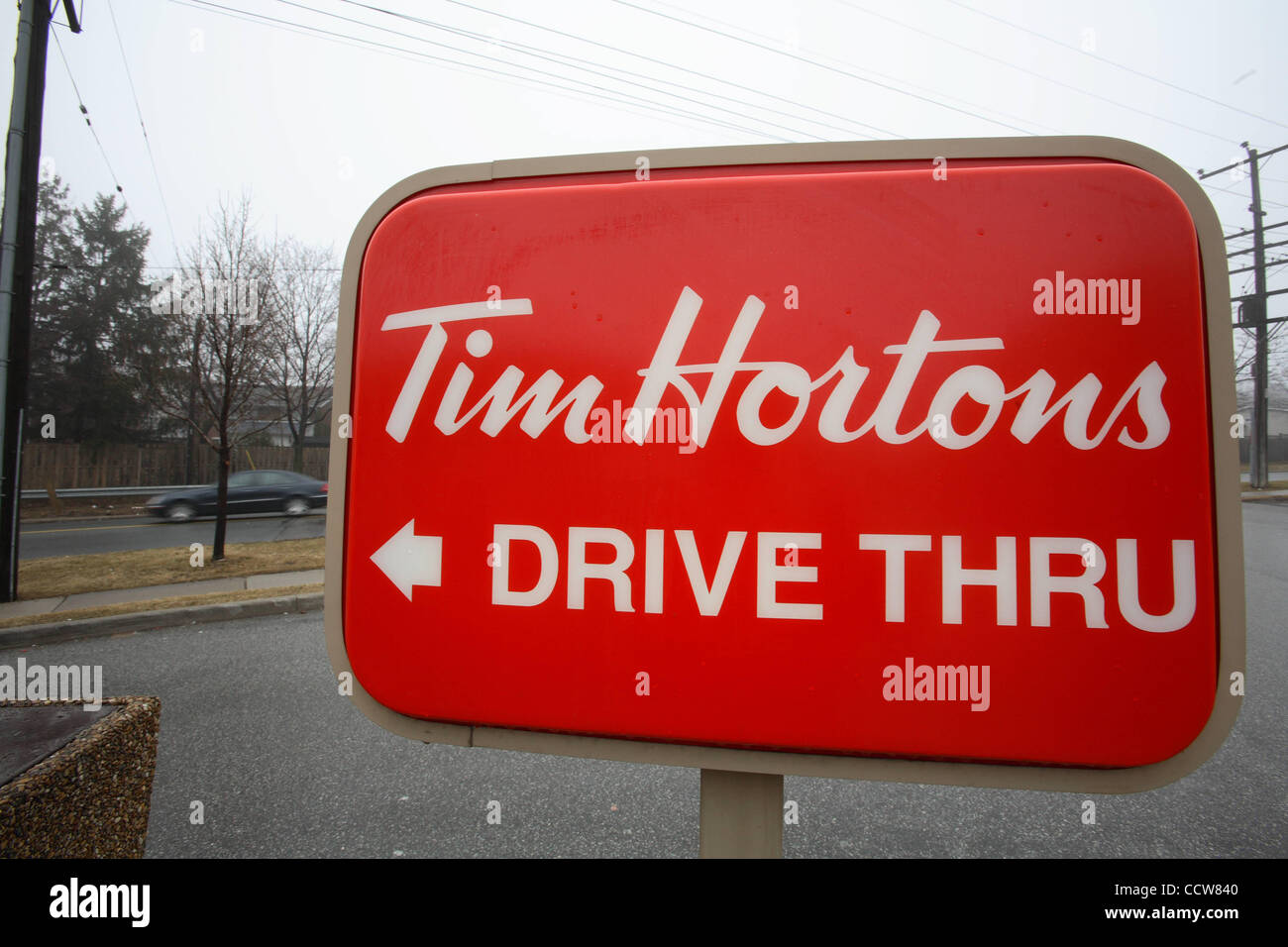 10. Mai 2010 - ist Toronto, Ontario, Kanada - Tim Hortons Inc. eine kanadische Coffee-Shop, bekannt für seinen Kaffee und Donuts. Es wurde 1964 in Hamilton, Ontario von kanadischen Eishockey-Spieler Tim Horton gegründet. Tim Hortons Franchise überholte McDonald als Kanadas größte Food-Service-Betreiber. Das Unternehmen Stockfoto