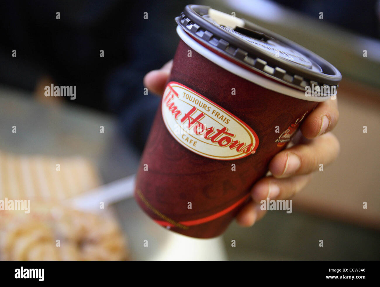 10. Mai 2010 - ist Toronto, Ontario, Kanada - Tim Hortons Inc. eine kanadische Coffee-Shop, bekannt für seinen Kaffee und Donuts. Es wurde 1964 in Hamilton, Ontario von kanadischen Eishockey-Spieler Tim Horton gegründet. Tim Hortons Franchise überholte McDonald als Kanadas größte Food-Service-Betreiber. Das Unternehmen Stockfoto