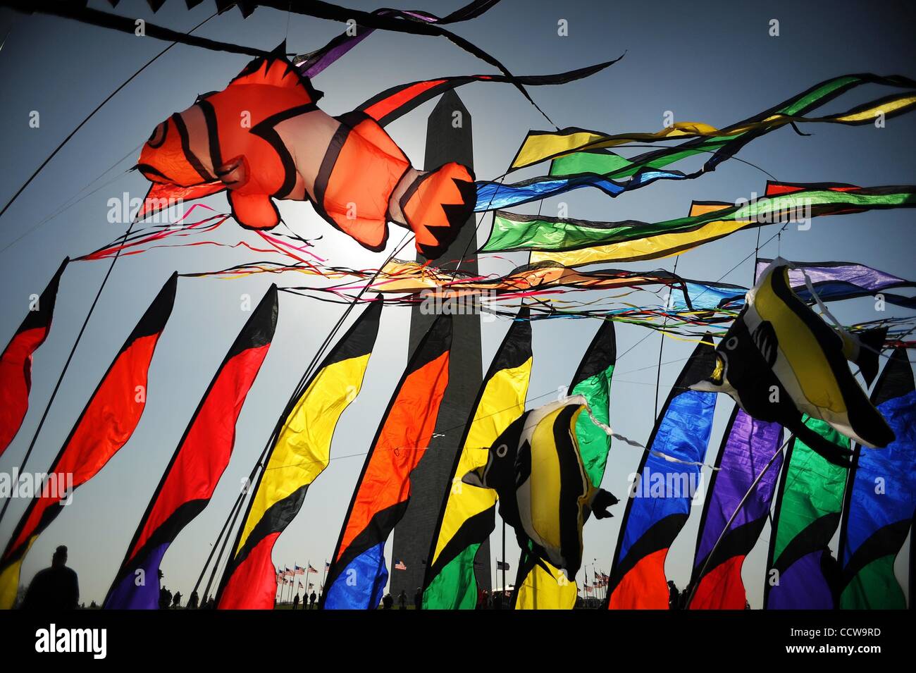 27. März 2010 - Washington, District Of Columbia, USA - ist das 44. Smithsonian Kite Festival 2010 auf dem Gelände des Washington Monument in Washington statt. Die Veranstaltung, die frei und offen zugänglich ist, wird von The Smithsonian Associates und das National Air and Space Museum organisiert. Festival Stockfoto