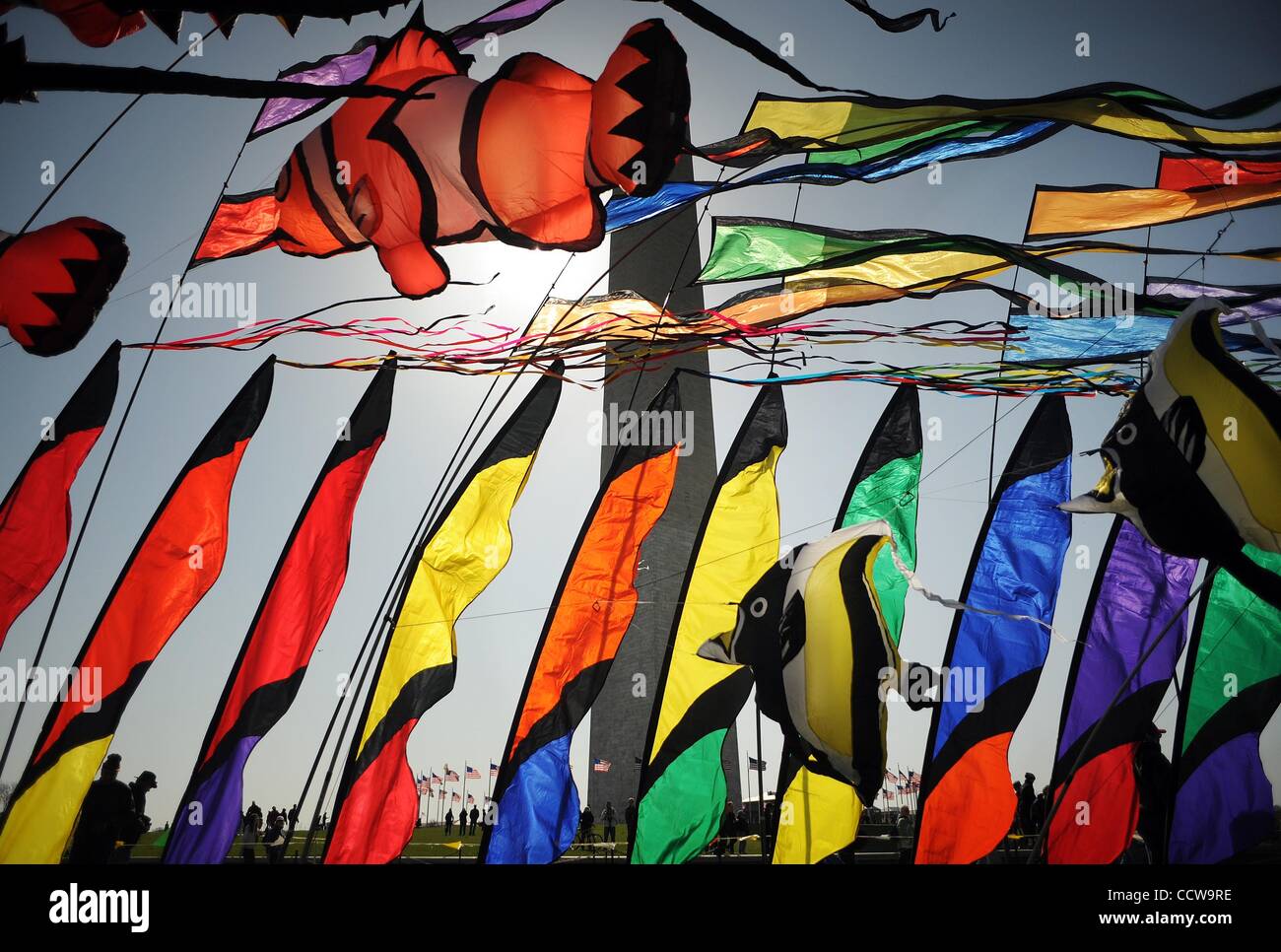 27. März 2010 - Washington, District Of Columbia, USA - ist das 44. Smithsonian Kite Festival 2010 auf dem Gelände des Washington Monument in Washington statt. Die Veranstaltung, die frei und offen zugänglich ist, wird von The Smithsonian Associates und das National Air and Space Museum organisiert. Festival Stockfoto