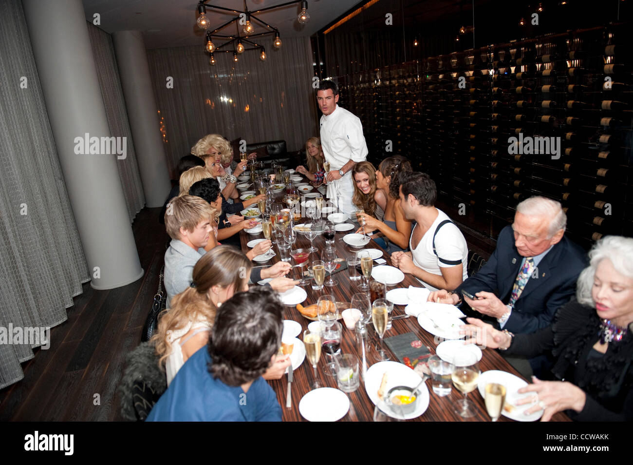 19. April 2010 Toast - Los Angeles, CA, US - Schauspieler & Küchenchef AIDAN TURNER vor dinner.with Freunde und Besetzung von "Dancing With The Stars". CHERYL BURKE, DEREL HOUGH, SHANNON ELIZABETH und BUZZ ALDRIN (Kredit-Bild: © Lisa Rose/ZUMApress.com) Stockfoto