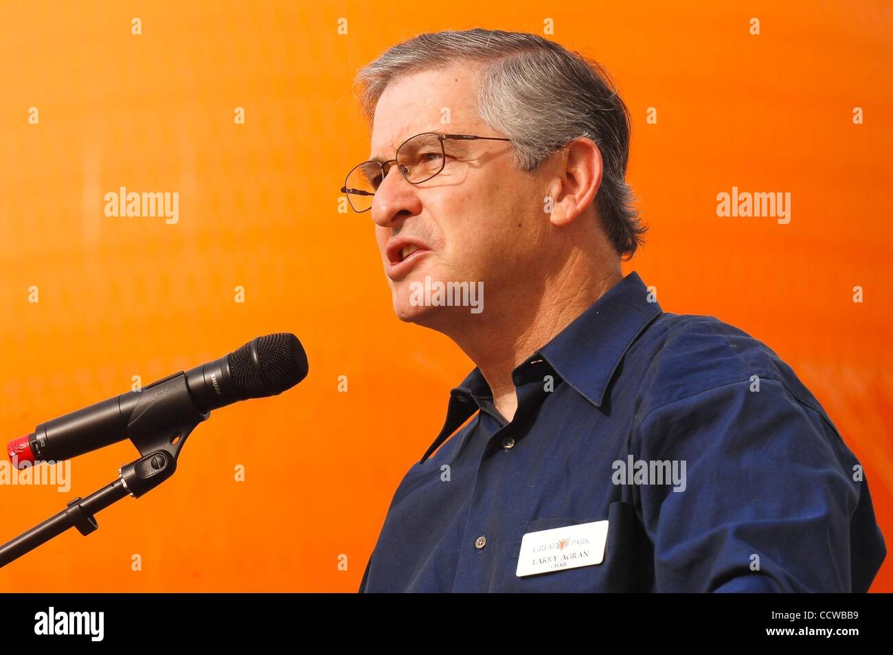 22. Mai 2010 - spricht Irvine, Kalifornien, USA - LARRY AGRAN, Bürgermeister Apro Tem von Irvine, am 24. jährlichen AIDS Walk in Orange County. Mehr als viertausend Wanderer heben fast $500.000 um HIV/AIDS-Organisationen zu unterstützen. (Kredit-Bild: © Stan Sholik/ZUMApress.com) Stockfoto