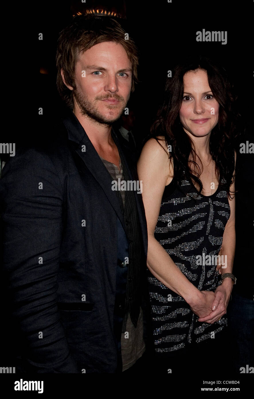 24. Mai 2010 - Beverly Hills, Kalifornien, USA - MARY-LOUISE PARKER und Freund CHARLIE MARS stellen bei Lionsgate Poolparty (Credit-Bild: © Lisa Rose/ZUMApress.com) Stockfoto