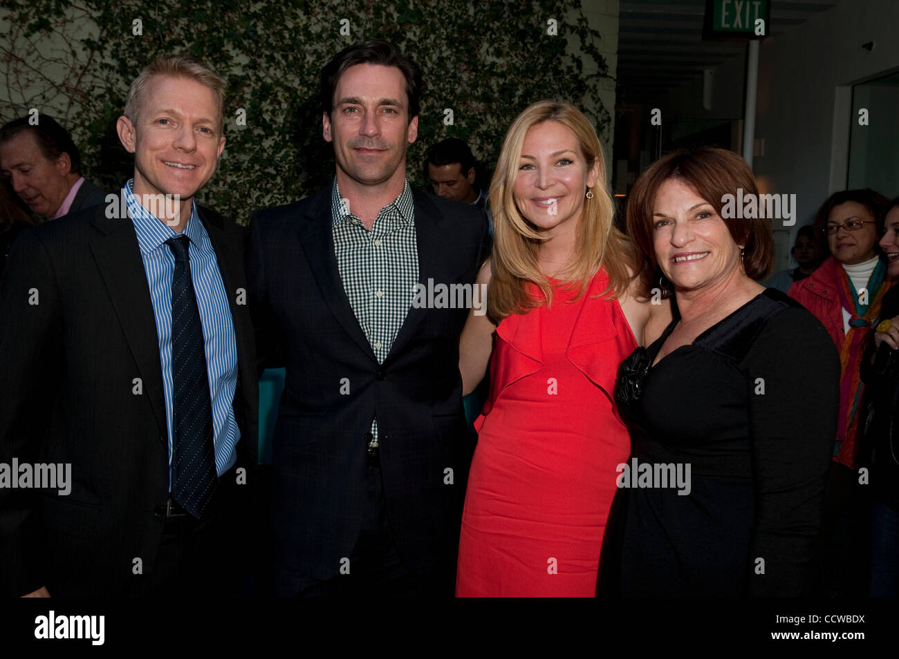 24. Mai 2010 - Beverly Hills, Kalifornien, USA - Lionsgate Führungskräfte COO SANDRA STERN und Lionsgate Geschäftsführer des TV Programmierung & Produktion KEVIN BEGGS mit Schauspieler JON HAMM und JENNIFER WESTFELDT an exklusive Poolparty für darstellen. Lionsgate Talent im Avalon Hotel. Stockfoto