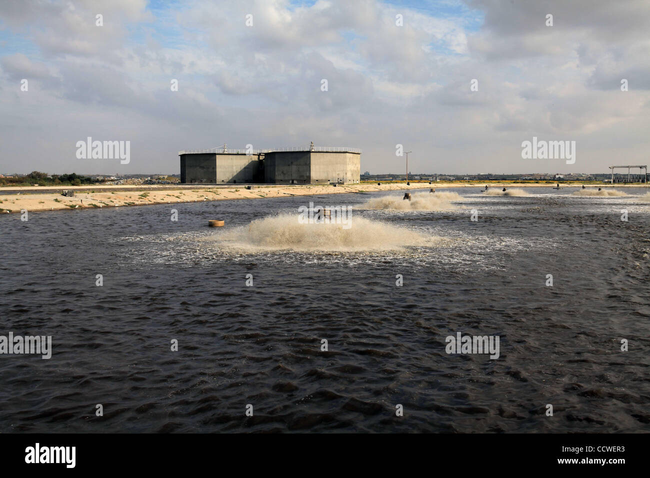 22. März 2010 - Strand von Gaza, Gaza-Streifen - Abwasser Filterfläche im Zentrum des Gazastreifens. Im Gaza-Streifen, wo die 1,5 Millionen Menschen, mehr als 40 private Kläranlagen und mindestens 20.000 home Reinigung Filter Leben werden verwendet, um Trinkwasser für die Anwohner bieten, da das Leitungswasser Pr ist Stockfoto