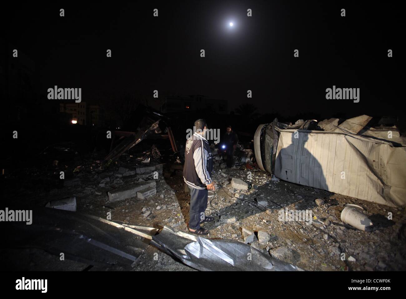 2. April 2010 - Gaza-Stadt, Gaza-Streifen - Palästinenser untersuchen eine Fabrik nach einem israelischen Luftangriff zerstört. Israelische Flugzeuge und Hubschrauber durchgeführt mindestens sieben Raketenangriffe der Hamas beherrschten Gazastreifen am Freitag, Schäden und leicht verletzt wurden zwei Kinder, palästinensische wi Stockfoto