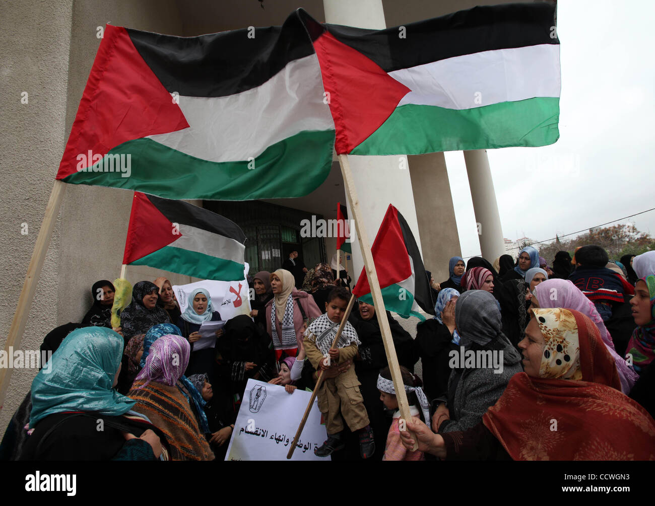 4. März 2010 - Gaza-Stadt, Gaza-Streifen - palästinensische Frauen schreien Parolen wie marschieren sie in Gaza-Stadt am 4. März 2010 während einer Kundgebung zum internationalen Frauentag am 8. März weltweit gefeiert wird. Israels Entscheidung letzte Woche zeichnete weitverbreitete internationale Kritik und erhöhte Palestinia Stockfoto