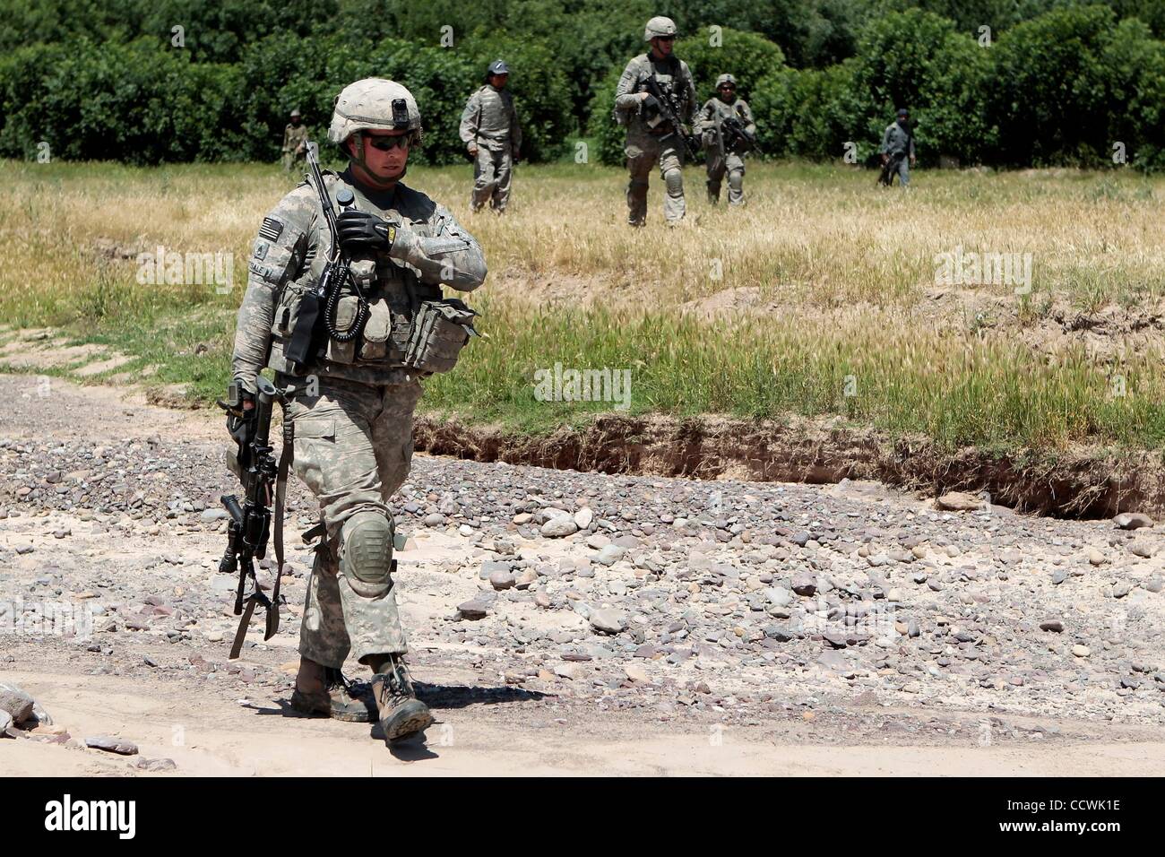 17. Mai 2010 Patrouillen - Provinz Herat, Afghanistan - US Army Ssg. KEITH TISDALE, Alpha-Truppe, 4. Geschwader, 73. Kavallerie-Regiment, 4th Brigade Combat Team, 82nd Airborne Division, nach Kontakt mit verdächtigen feindliche Kräfte im Kushki Kuhna Bezirk gemacht wurde. US-Armee Soldaten aus Alpha-Truppe, 4 Stockfoto