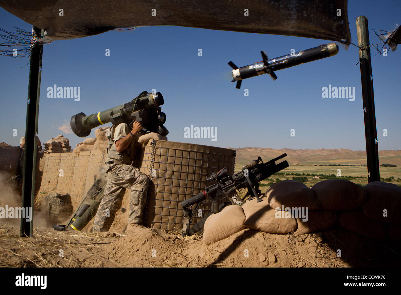 28. Mai 2010 - Provinz Badghis, Afghanistan – US-Armee Sgt. Christopher Bunnell des 3. Zuges, Alpha-Truppe, 4. Geschwader, 73. Kavallerie-Regiment, 4th Brigade Combat Team, 82nd Airborne Division, feuert eine Rakete auf eine Struktur, die Personen bewaffnet galten Eingabe am Beobachtungsposten B Javelin Stockfoto