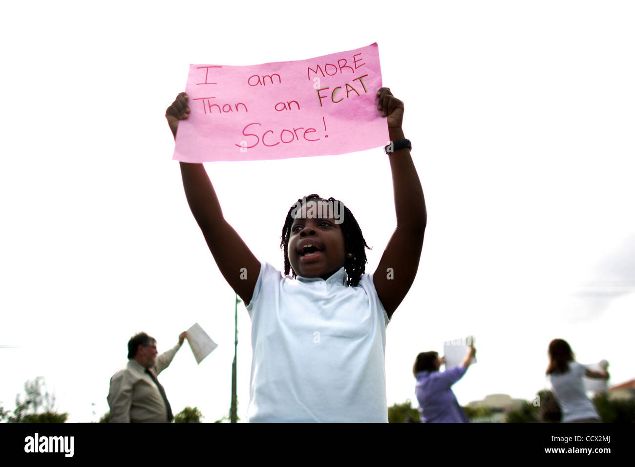 8. April 2010 - Ft. Lauderdale, Florida, USA - ZAYANA MOODY, 8, ein Student an der Grundschule Foxtrail in Davie protestierte mit ihrer Mutter und Großmutter, die beide Lehrer in Broward County. Örtliche Lehrer von ihrer Gewerkschaft organisiert versammeln, um Protest Protest Gesetzgebung und die Auswirkungen, die es auf ef Stockfoto