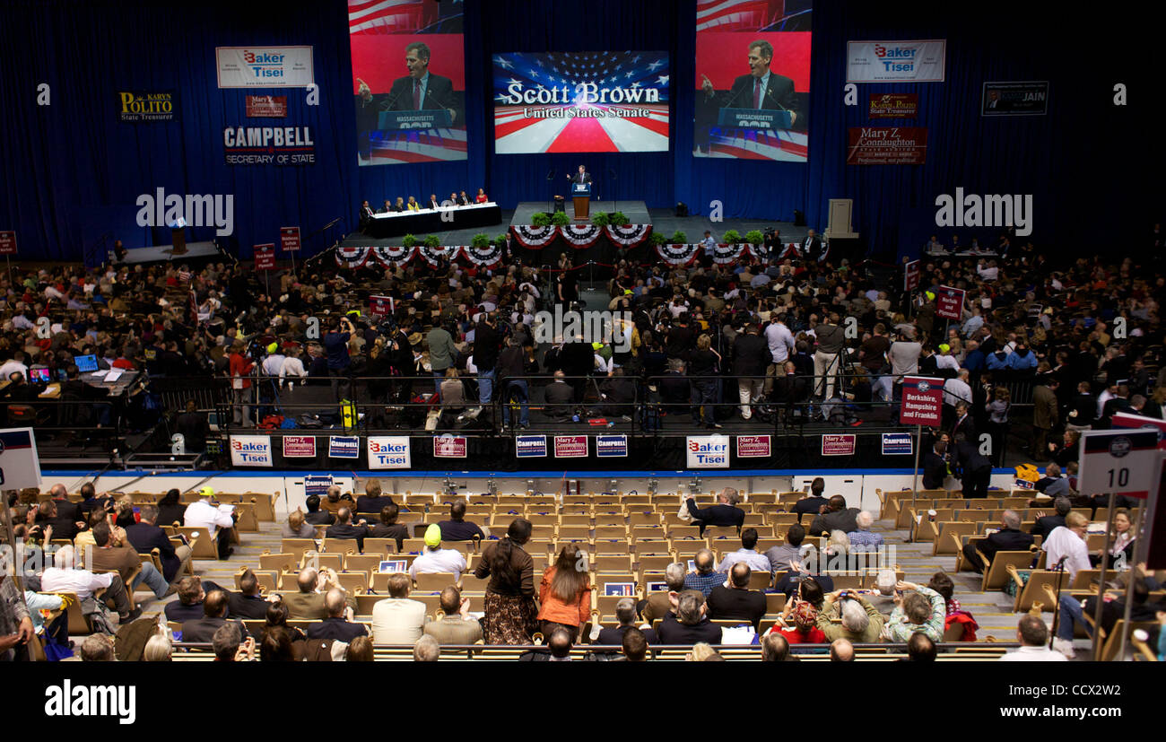17.04.2010 - WORCESTER, Massachusetts--US-Senator Scott Brown befasst sich mit der Messe GOP Convention in DCU Center am 17. April 2010. Stockfoto
