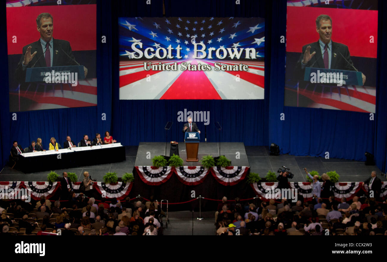 17.04.2010 - befasst WORCESTER, Massachusetts--US-Senator Scott Brown sich mit der Messe GOP Convention in DCU Center am 17. April 2010. Stockfoto