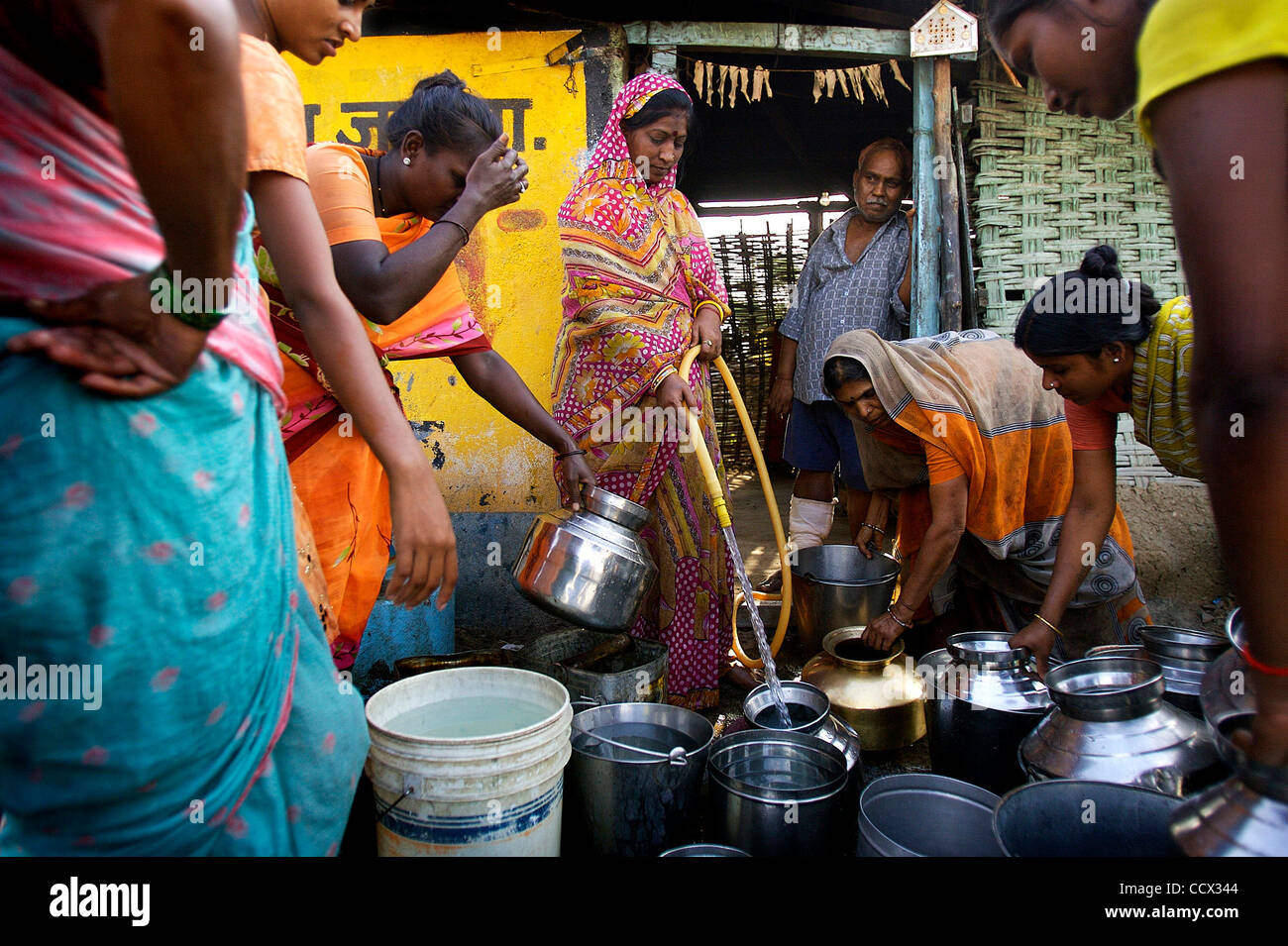 22. April 2010 - Pandharkawda, Maharashtra, Indien - teilt eine Frau in das Dorf Pandharkawda Wasser mit anderen Dorfbewohnern. Der Staat zahlt ihr $300 Rupien pro Tag (über US200 US-Dollar pro Monat), teilen ihr Wasser, aber sie noch herauskommt kurz, weil ihr nicht genug Geld zu zahlen, um die 12.000 Liter Pumpe Stockfoto
