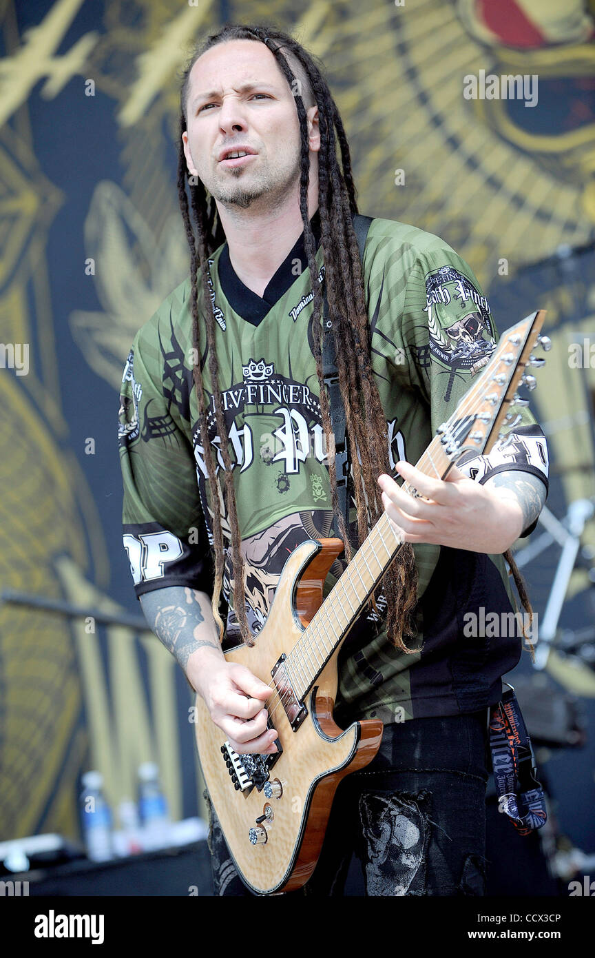 23. Mai 2010 - Columbus, Ohio; USA - führt Gitarrist JASON HOOK der Band Five Finger Death Punch live als Teil des Felsens auf dem Bereich Musik-Festival 2010.  Das vierte jährliche Festival locken Tausende von Musikfans zu sehen eine Vielzahl von Künstler auf drei verschiedenen Bühnen an zwei Tagen in der Stockfoto