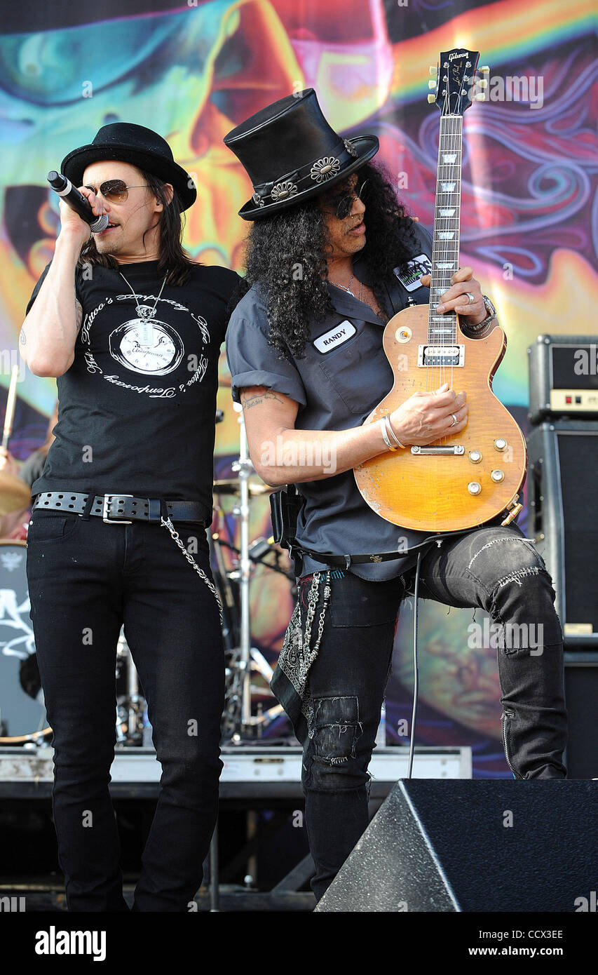 23. Mai 2010 - Columbus, Ohio; USA - Sänger MYLES KENNEDY und Gitarrist SLASH tritt als Teil des Felsens auf dem Bereich Musik-Festival 2010.  Das vierte jährliche Festival zieht Tausende von Musikfans zu sehen, eine Vielzahl von Künstler auf drei verschiedenen Bühnen an zwei Tagen bei der Columbus Crew S Stockfoto