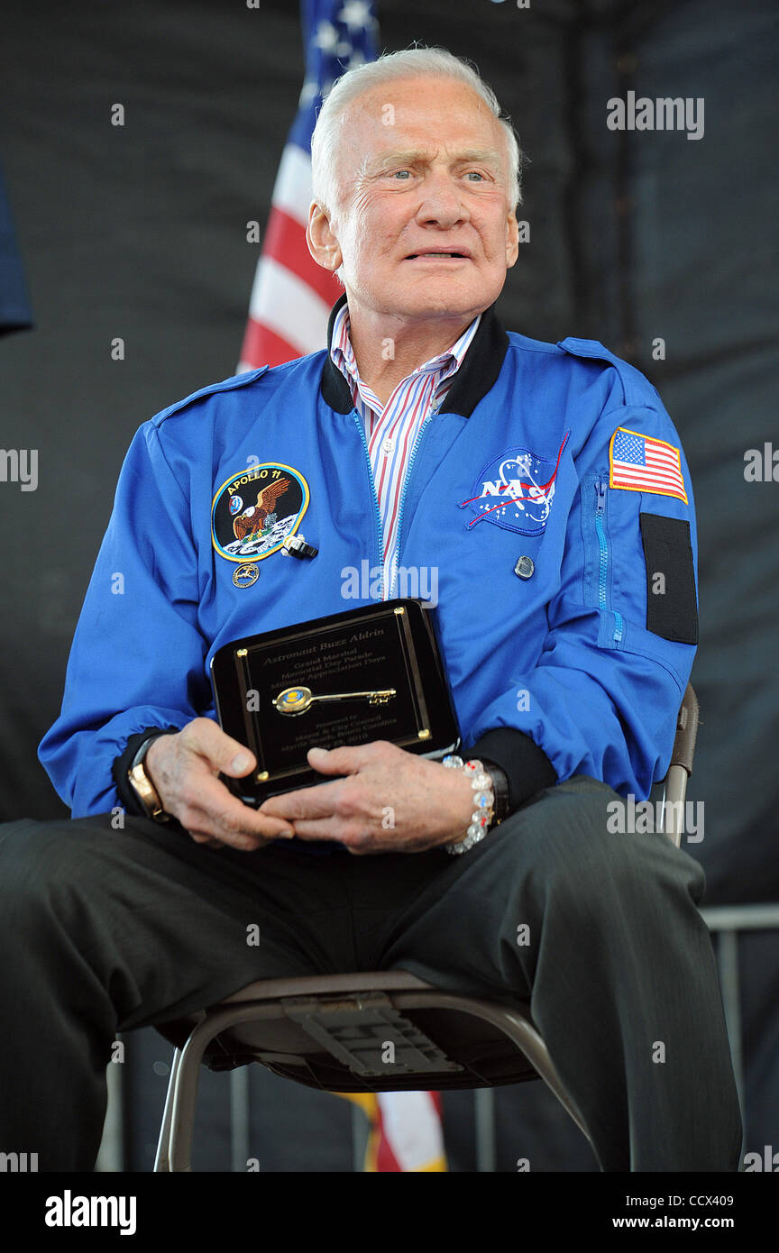 29. Mai 2010 - Myrtle Beach, South Carolina; USA - Astronaut BUZZ ALDRIN beteiligt sich an der 2010 Mayfest als Grand Marshall der Myrtle Beach Parade und erhielt auch den Schlüssel zur Stadt.  Colonel Buzz Aldrin verbrachten den Morgen Händeschütteln mit seinen Fans und die Teilnahme an den Tagen activiti Stockfoto