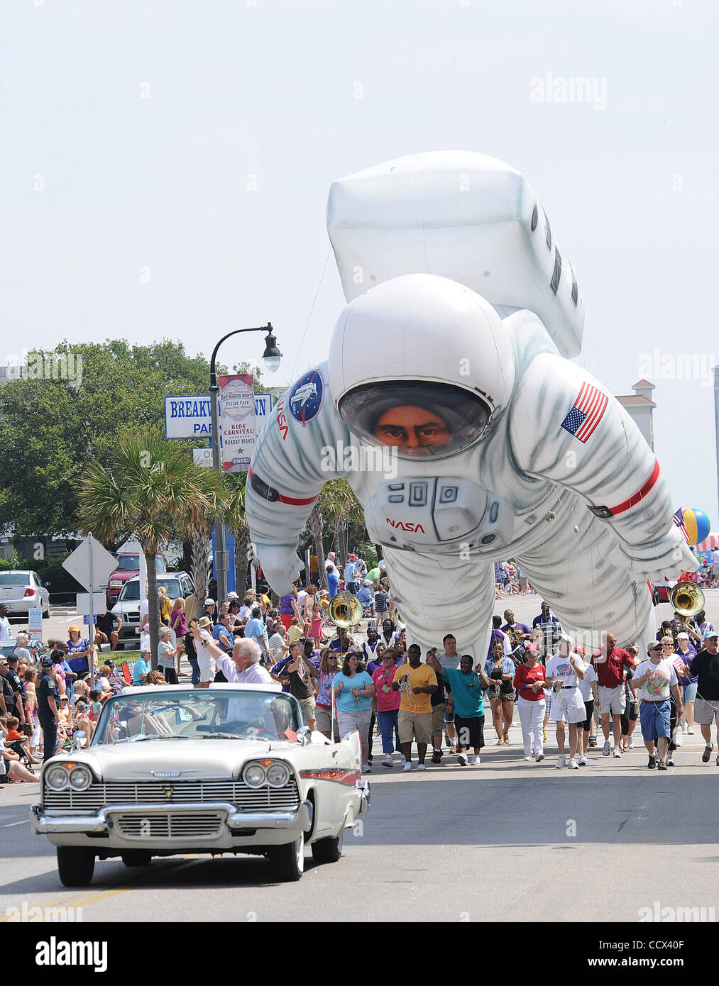 29. Mai 2010 - Myrtle Beach, South Carolina; USA - Astronaut BUZZ ALDRIN beteiligt sich an der 2010 Mayfest als Grand Marshall der Myrtle Beach Parade und erhielt auch den Schlüssel zur Stadt.  Colonel Buzz Aldrin verbrachten den Morgen Händeschütteln mit seinen Fans und die Teilnahme an den Tagen activiti Stockfoto