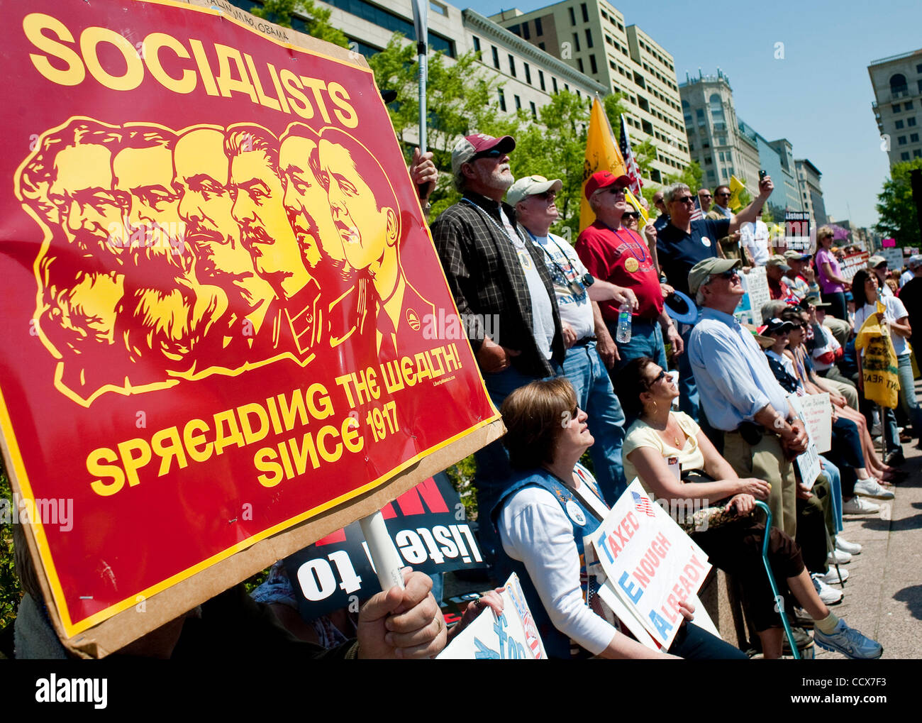 Apr 15,2010 - Washington, District Of Columbia USA - Tausende von Tea-Party-Aktivisten aus über dem Land versammelten sich am Freiheit Plaza in Washington, D.C. am Steuer eine Anti-Steuer-Rallye zu halten. (Kredit-Bild: © Pete Marovich/ZUMA Press) Stockfoto