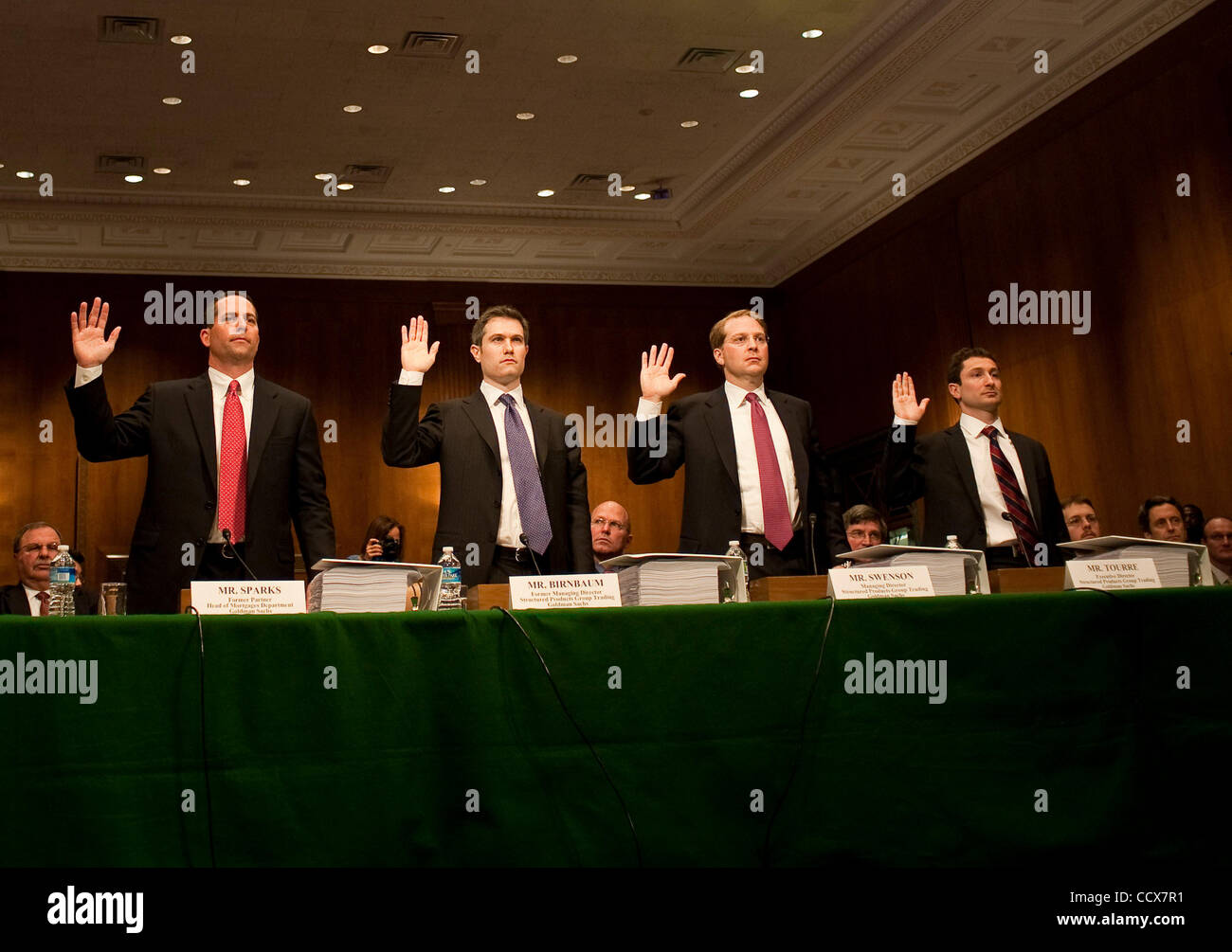 April 27,2010 - Washington, District Of Columbia USA - das erste Panel von aktuellen und ehemaligen Goldman-Sachs-Manager warten für den Beginn des Dienstages Anhörung vor dem Senat Homeland Security and Governmental Affairs Subcommittee auf Wall Street und der Finanzkrise zu hören.  Dazu gehören Stockfoto