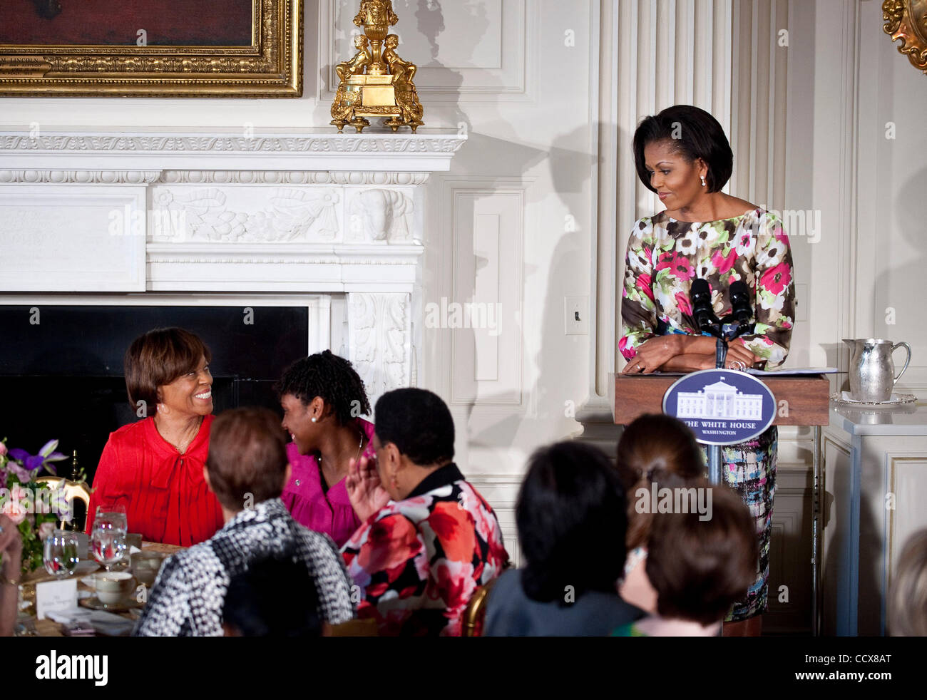 Mai 7,2010 - Washington, District Of Columbia USA - First Lady Michelle Obama Aktien ein Lächeln mit ihrer Mutter, Marian Robinson, während ein MotherÕs Day-Veranstaltung, die sie in der State Dining Room des weißen Hauses bewirtete. Frau Obama begrüßt ehemalige First Lady Rosalyn Carter und ihre Enkelin Sarah Carter, Stockfoto
