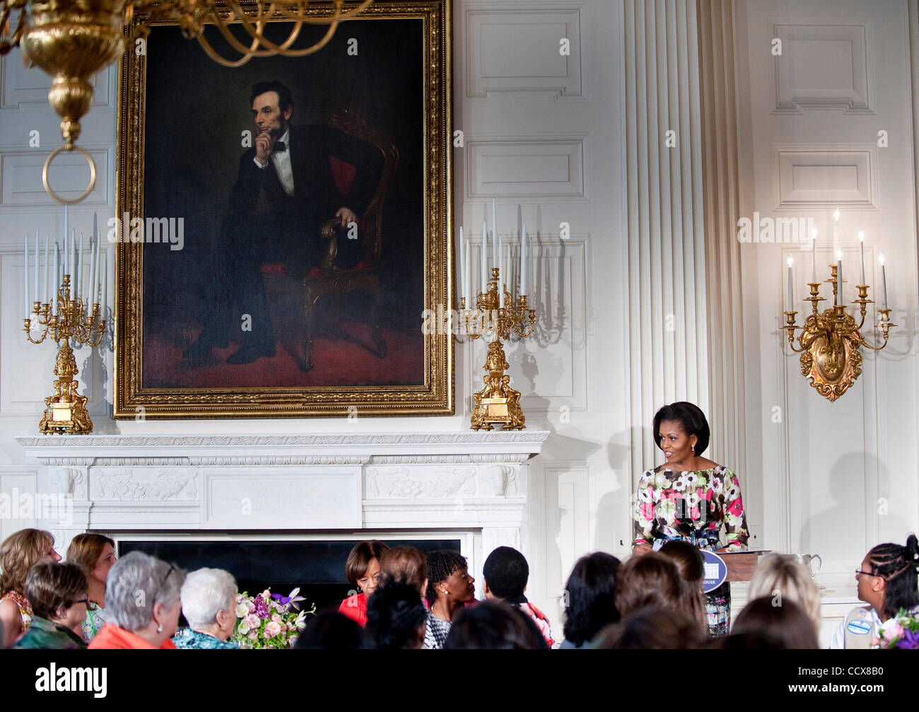 Mai 7,2010 - Washington, District Of Columbia USA - First Lady Michelle Obama Gastgeber eine MotherÕs Day-Veranstaltung in der State Dining Room des weißen Hauses. Frau Obama begrüßte die ehemalige First Lady Rosalyn Carter und ihre Enkelin Sarah Carter, Tricia Nixon Cox, und Susan und Anne Eisenhower zurück an die W Stockfoto