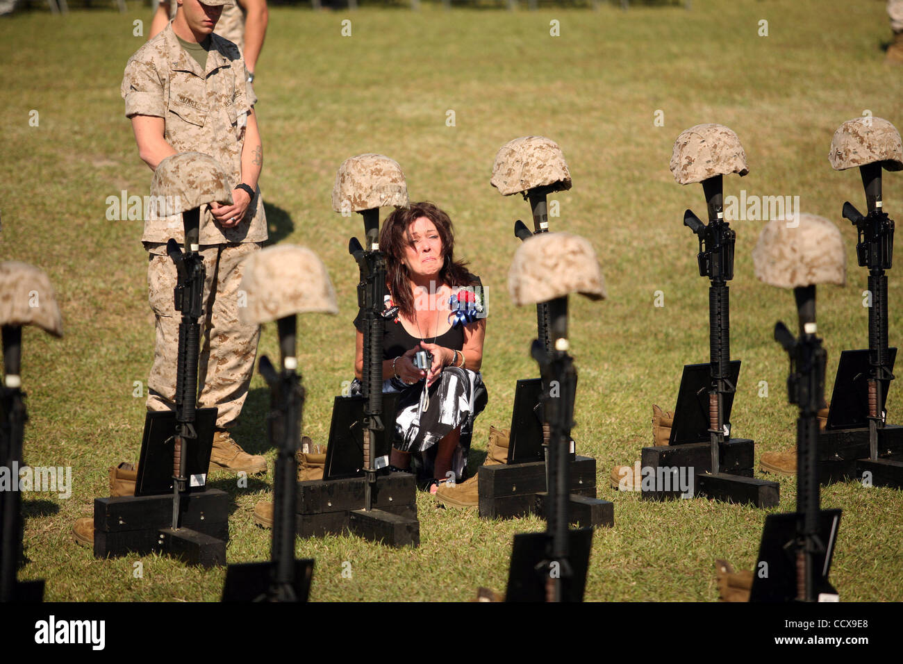 CAMP LEJEUNE, NC - 30.April: Delma Posey trauert um an die Gedenkstätten für ihren Sohn Lance Cpl. Gregory Posey bei der 2. Marine Expeditionary Brigade Trauerfeier Freitag, 30. April 2010 in Camp Lejeune, getötet zu Ehren der Einheit Marines und Matrosen, während ihres letzten Einsatzes auf Afghanistan.The 2 Stockfoto