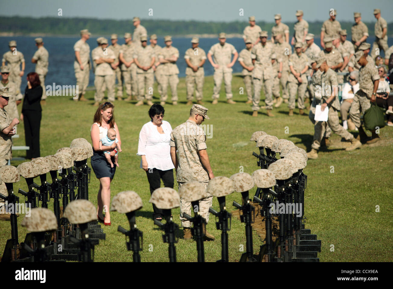 CAMP LEJEUNE, North Carolina - 30.April: Familie Mitglieder Tour die einzelnen Gedenkstätten an der 2. Marine Expeditionary Brigade vor ein Gottesdienst zu Ehren der Einheit Marines und Matrosen während ihres letzten Einsatzes in Afghanistan auf Freitag, 30. April 2010 in Camp Lejeune.The getötet 2. MEB für Afghanen bereitgestellt Stockfoto