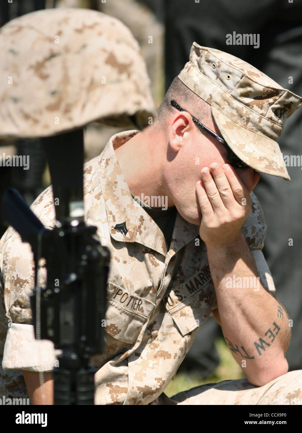 CAMP LEJEUNE, NC - 30.April: Corp Sean Potter trauert am Denkmal für Corp. Jacob H Turbett im 2. Marine Expeditionary Brigade Dienst zu Ehren der Einheit Marines und Matrosen getötet während ihres letzten Einsatzes in Afghanistan auf Freitag, 30. April 2010 in Camp Lejeune. Die 2. MEB deploye Stockfoto