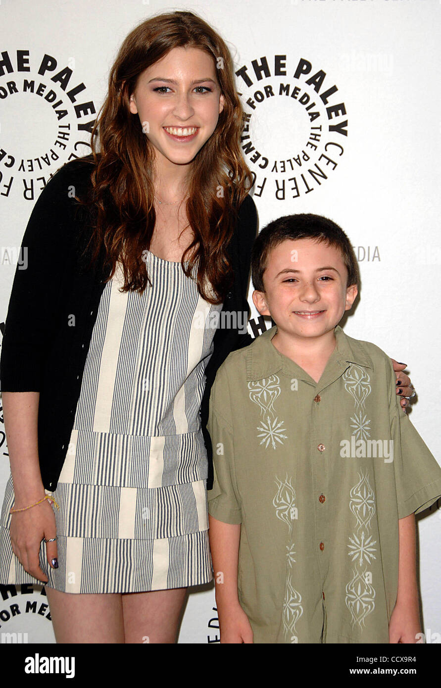 5. Mai 2010 - Los Angeles, Kalifornien, USA - EDEN SHER, ATTICUS SHAFFER besucht einen Abend mit den mittleren Held am Paley Center For Media In Beverly Hills, CA. 05.05.10. 2010.K64736LONG (Kredit-Bild: © D. Long/Globe Photos/ZUMApress.com) Stockfoto