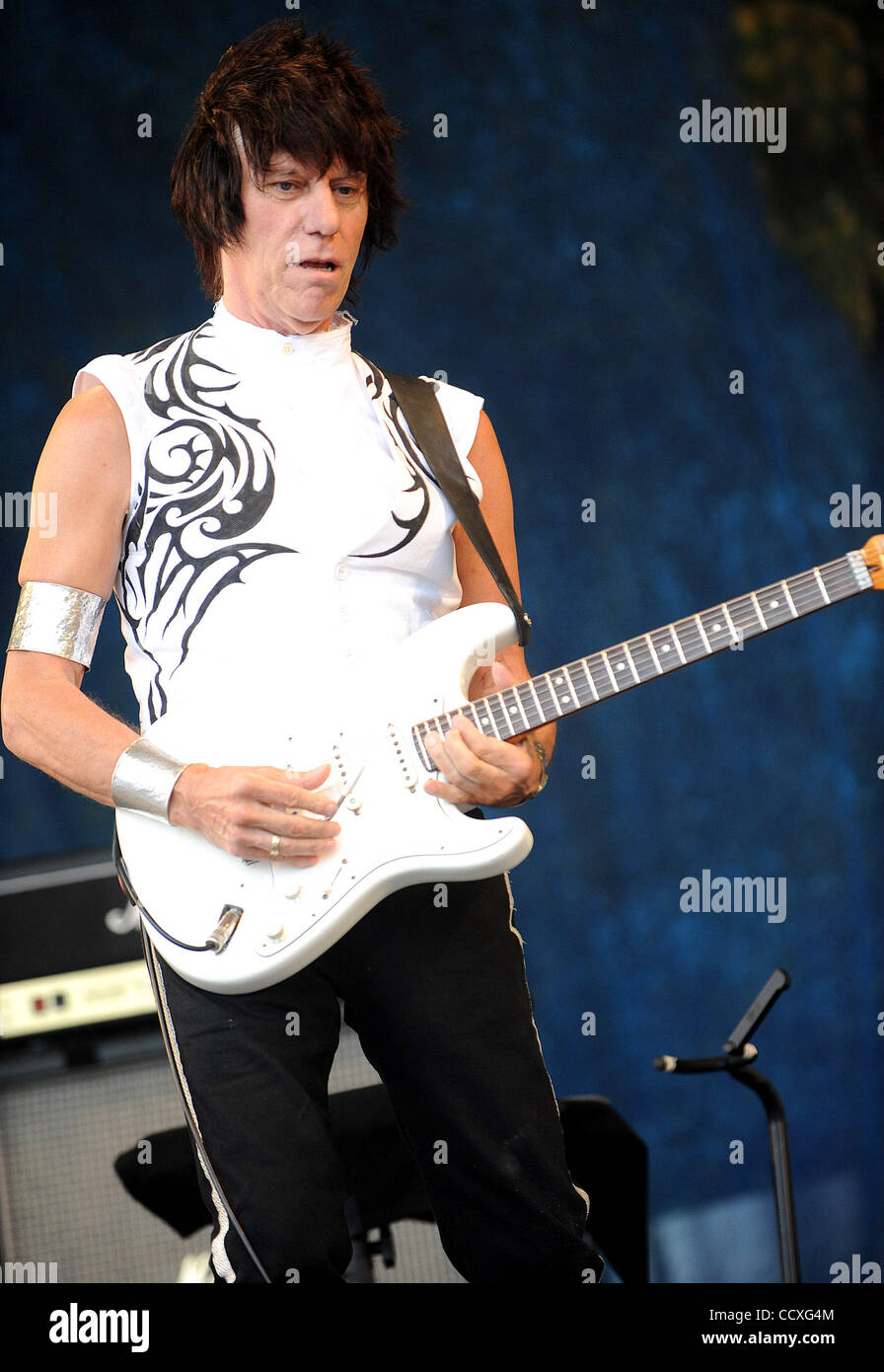 1. Mai 2010 New Orleans, Louisiana; USA Gitarrist JEFF BECK führt