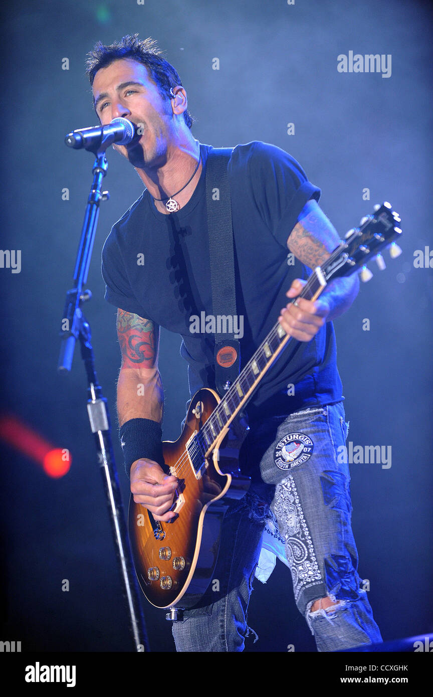 22. Mai 2010 - Columbus, Ohio; USA - Sänger SULLY ERNA der Band Godsmack tritt als Teil des Felsens auf dem Bereich Musik-Festival 2010.  Das vierte jährliche Festival zieht Tausende von Musikfans, über zwei Tage an der Columbus Crew Sta verschiedener Künstler auf drei verschiedenen Bühnen zu sehen Stockfoto