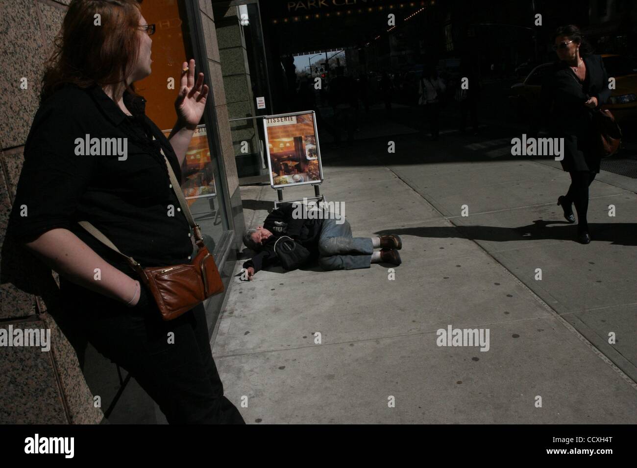 18. März 2010 - New York, New York, USA - ein Mann schlafend auf dem Gehweg an der Seventh Avenue in Midtown Manhattan. (Kredit-Bild: © Mariela Lombard/ZUMA Press) Einschränkungen: * New York City Zeitungen Rechte heraus * Stockfoto