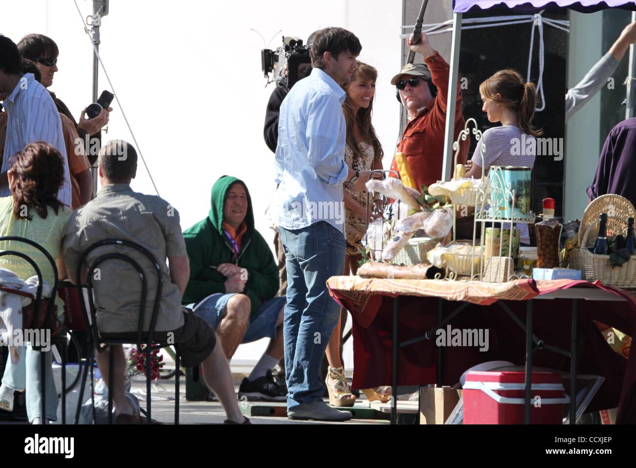 10. Mai 2010 - Los Angeles, Kalifornien, USA - Ashton Kutcher, Natalie Portman und Olivia Thirlby Dreharbeiten zu einem Projekt von Ivan Reitman namens "Friends With Benefits'' auf einem Bauernmarkt. Ashton canoodles seinem weiblichen Co-Star an einem Stand. (Kredit-Bild: © Laguna Images/ZUMApress.com) Stockfoto