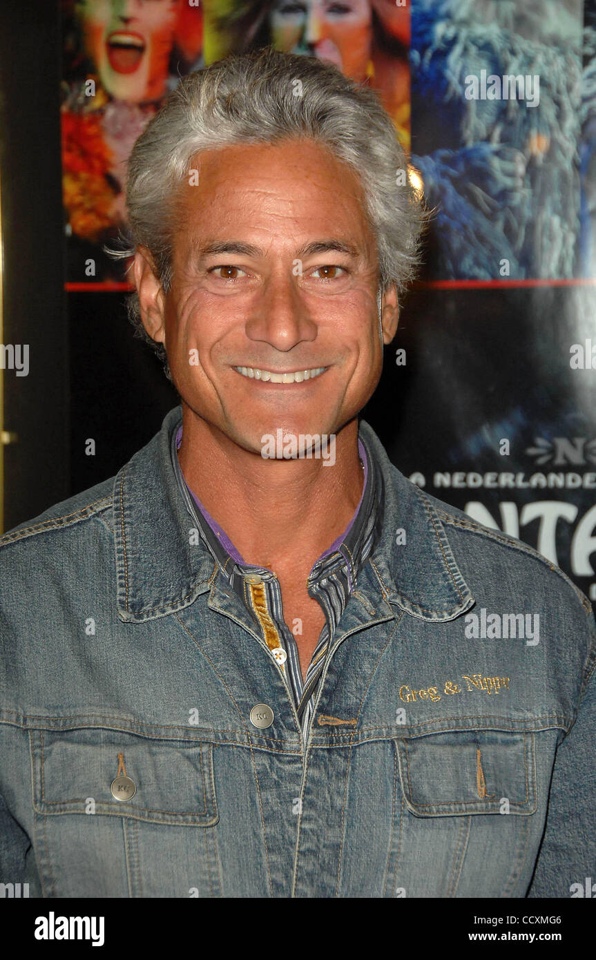 9. März 2010 - Los Angeles, California, Vereinigte Staaten von Amerika - GREG LOUGANIS besucht die Hollywood roter Teppich-Feier der Familie Musical "CATS" Held am Pantages Theatre In Hollywood, CA. 09.03.10. 2009.K64442LONG (Kredit-Bild: © D. Long/Globe Photos/ZUMApress.com) Stockfoto