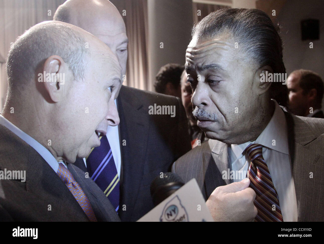 (L-R) Teilnehmen Sie LLOYD BLANKFEIN, Chairman und CEO von Goldman Sachs und Reverend AL SHARPTON an Präsident BARACK OBAMA Adresse auf Bank- und Wall Street Reform an der Cooper Union. Stockfoto