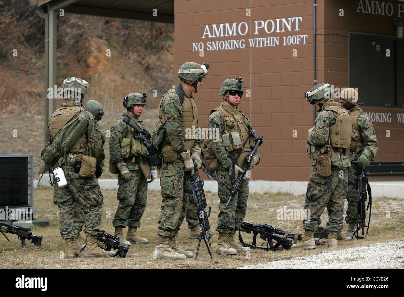 12. März 2010 teilnehmen - Pocheon, Südkorea - US-Marines in Südkorea und USA gemeinsame Übung "Key Resolve-Fohlen Adler 2010" nächster Rodriguez. (Kredit-Bild: © Dong-Min Jang/ZUMA Press) Stockfoto